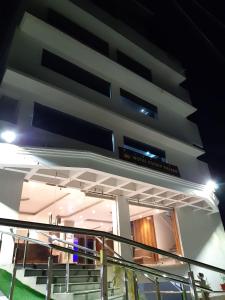 uma vista para um edifício à noite em Hotel Crown Palace em Patna