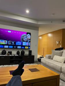 4 Bedroom Huge Sub Penthouse Oracle Level 31 Magnif VIEWS 260m2 Family Skyhome Sleeps 8 Adults and 2 Children, Sofa Bed Portacot, High Chair Central to Everything Resort Skyhome 5 STAR Luxury的电视和/或娱乐中心