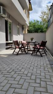 un patio con 2 sillas y una mesa en un edificio en Lovely 1-bedroom rental unit with free parking, en Skopje