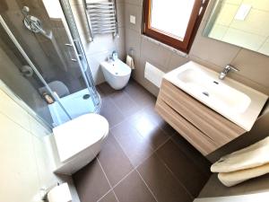 La salle de bains est pourvue d'un lavabo, de toilettes et d'une douche. dans l'établissement Appartmento incantevole a Sant'Angelo a Scala, 