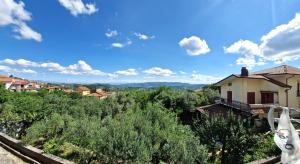 - une vue sur la ville depuis un bâtiment dans l'établissement Appartmento incantevole a Sant'Angelo a Scala, 