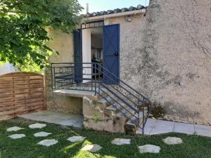 eine Treppe, die zu einem Haus mit blauer Tür führt in der Unterkunft LOCATION APPART 45 M² - 2 CH AVEC JARDIN PRIVATIF in Gailhan
