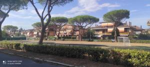 una fila de casas con árboles y un campo de fútbol en Top Apartment Roma 1, en Roma