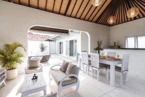 a living room with a white table and chairs at Villa Shanti Bingin in Uluwatu