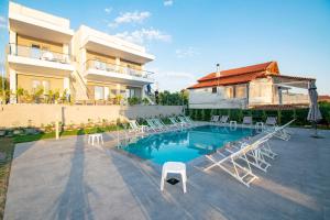 Bazén v ubytování Heraclea Luxury Suites nebo v jeho okolí + 30 fotografií