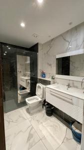 een badkamer met een toilet en een wastafel bij Palm Lake Resort Folla Monastir/Sousse in Monastir