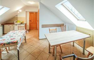 eine Küche und ein Esszimmer mit einem Tisch und Stühlen in der Unterkunft Gorgeous Apartment In Polchowo With Wifi in Połchowo