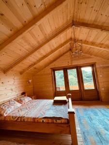 sypialnia z łóżkiem w drewnianym domku w obiekcie Peaceful Oasis w Ulcinju