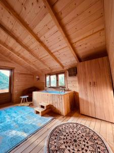 um quarto com uma banheira num chalé de madeira em Peaceful Oasis em Ulcinj