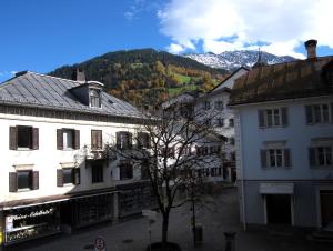 eine Gruppe von Gebäuden mit Bergen im Hintergrund in der Unterkunft Appartement Dorfplatz in Schruns-Tschagguns