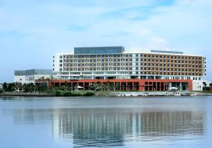 Formosa Yacht Resort في آنبينغ: مبنى كبير بجانب تجمع كبير للمياه