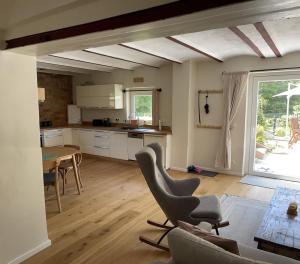 cocina y sala de estar con mesa y sillas en Ferienwohnung Haus am Uckersee, en Prenzlau