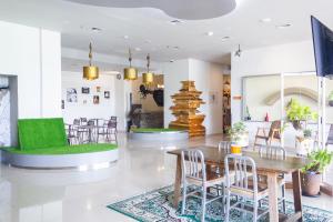 a dining room with a table and chairs at POP! Hotel Kelapa Gading in Jakarta