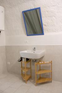 y baño con lavabo y espejo. en Terrasini 2000 Home Holidays, en Terrasini