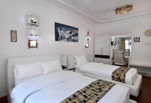 Rúm í herbergi á Hotel M Square Pvt.Ltd