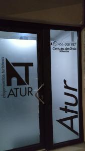 坎加斯－德奧尼斯的住宿－AturCangas，一面有标志的玻璃门