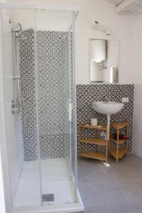 ein Bad mit einer Dusche und einem Waschbecken in der Unterkunft Terrasini 2000 Home Holidays in Terrasini