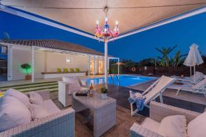 Gallery image of Madini Luxury villa with private heated pool in Vanáton