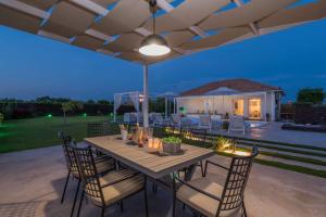 Gallery image of Madini Luxury villa with private heated pool in Vanáton +43 photos