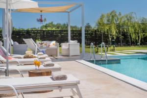 Gallery image of Madini Luxury villa with private heated pool in Vanáton
