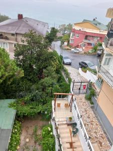 uma vista da varanda de uma casa em Tarabya Family Suit em Istambul