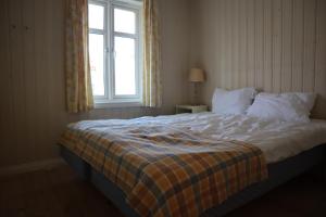 a bedroom with a large bed with a window at Holmsbu cabin 133 - cabin close to the sea in Asker