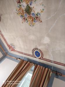 un plafond à caissons recouvert d'une peinture. dans l'établissement Residence Via Benamati, à Cagli