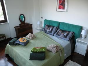 1 dormitorio con cama verde y espejo en Villa Carlotta, en Isernia