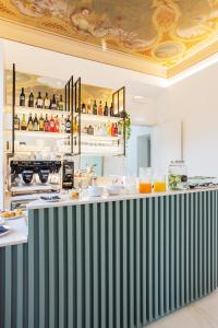 una cucina con bancone a righe bianche e nere di Villa Rossella a Locarno