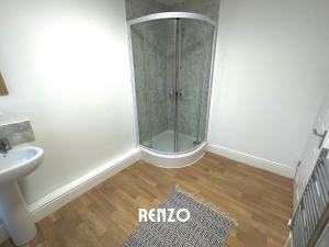 uma casa de banho com um chuveiro e um lavatório. em Spacious 2 Bedroom home in Lincoln by Renzo, Victorian Townhouse, Flexible Check-In! em Lincolnshire