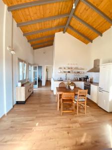 a kitchen and dining room with a wooden ceiling at Aelio in Raches