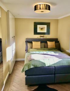 1 dormitorio con 1 cama y 1 sofá azul en Hues-Stroongoedj-Haus-Strandgut, en Westerland