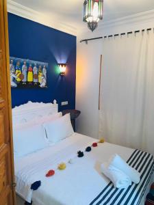 Postel nebo postele na pokoji v ubytování Riad Les Miroirs