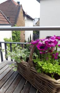 a basket of flowers sitting on a table at Die Französin - Ingo Telschow & Catherine Tempier Gbr in Deidesheim