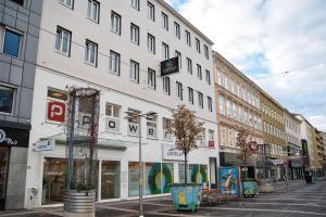 Ein weißes Gebäude auf einer Straße in einer Stadt in der Unterkunft Versava Apartments in Wien