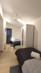 um quarto com duas camas num quarto em Apartman Marinac em Roč