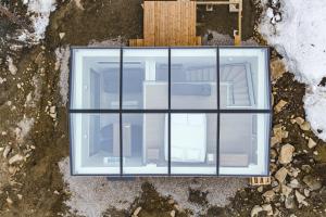 une image d'une maison en verre sur le sol dans l'établissement Levin Primus, à Levi