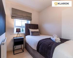 Postelja oz. postelje v sobi nastanitve LONG STAYS 30pct OFF - LARGE 4BED-Pool Table & Parking By Klarok Short Lets & Serviced Accommodation