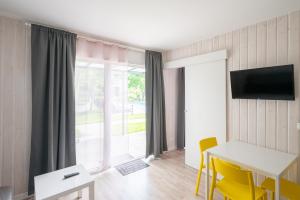 TV a/nebo společenská místnost v ubytování MEDUSA apartamenty i bungalowy