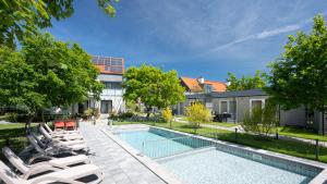 Bazén v ubytování MEDUSA apartamenty i bungalowy nebo v jeho okolí