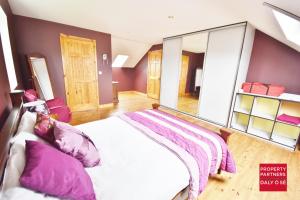 巴里菲尔特Sheelagh's Kitchen的带大镜子和床的卧室