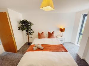 Letto o letti in una camera di 2 Bed Apartment Sleeps 6 Modern Secure Parking + Lift