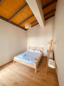 a bedroom with a bed and a ladder in it at Aelio in Raches