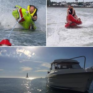 trzy zdjęcia mężczyzny w wodzie i łodzi w obiekcie GITE DU MEDOC - sorties en bateau prive et visites guidees w mieście Lesparre-Médoc