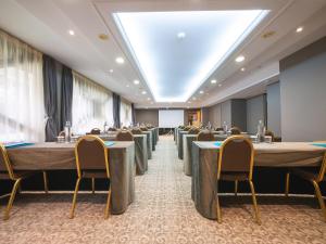 una sala conferenze con tavoli, sedie e soffitto di Golden Star City Resort a Perea