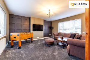 a living room with a ping pong table in the middle at LONG STAYS 30pct OFF - Spacious 3 Bed with Parking & Keyless Access By Klarok Short Lets & Serviced Accommodation in Peterborough