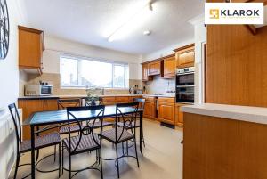 Kitchen o kitchenette sa LONG STAYS 30pct OFF - Spacious 3 Bed with Parking & Keyless Access By Klarok Short Lets & Serviced Accommodation