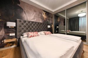 Posteľ alebo postele v izbe v ubytovaní Apartments An & Lu with Rooftop Jacuzzi