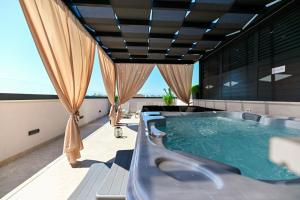 Bazén v ubytovaní Apartments An & Lu with Rooftop Jacuzzi alebo v jeho blízkosti