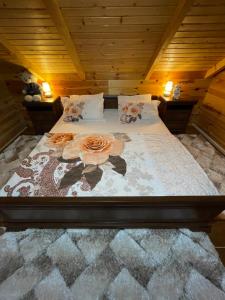 Un dormitorio con una cama con flores. en Cosy cottage Andrej, en Danilovgrad